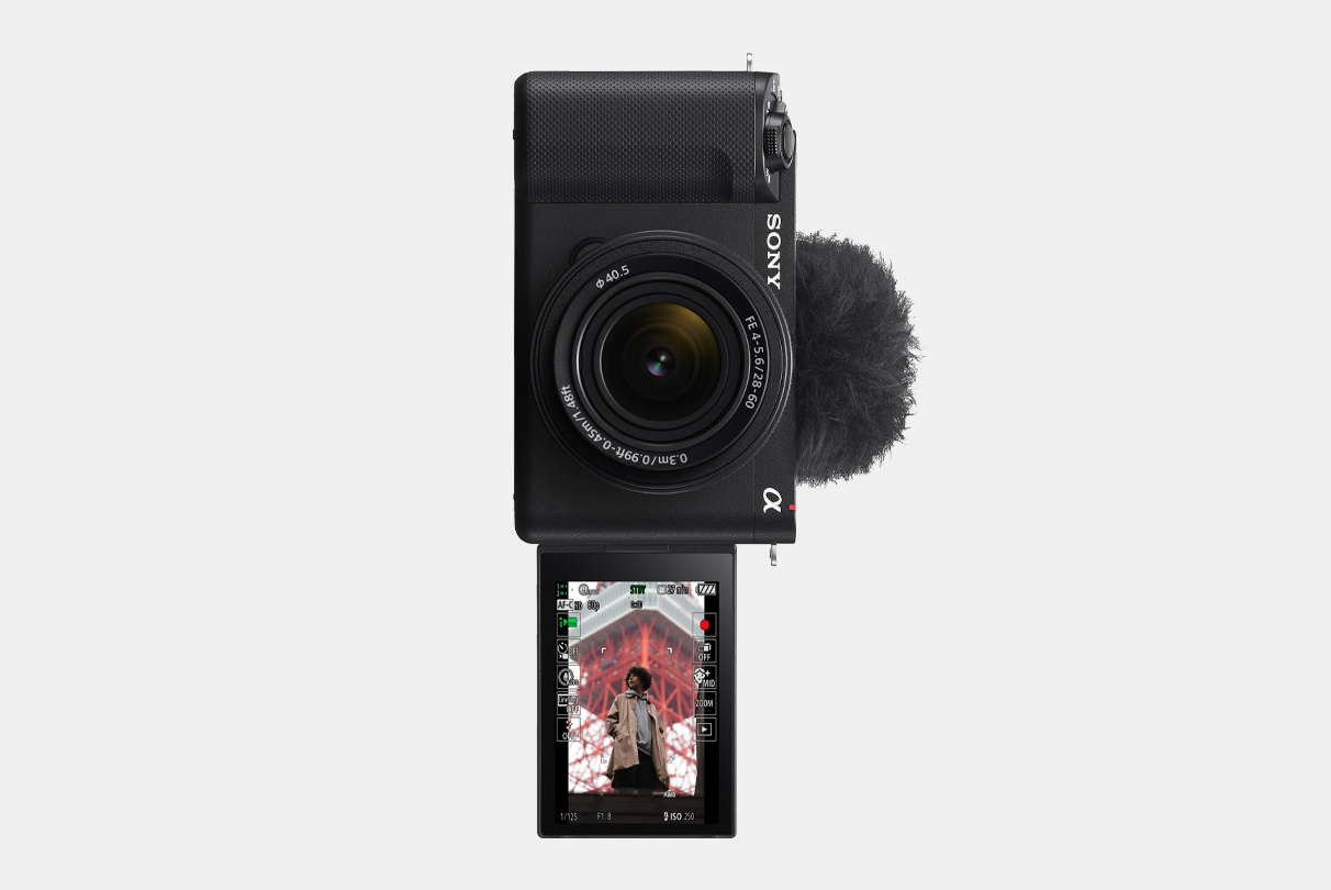 Billede af ZV-E1-kamera med udslået LCD-display med billede af en mand, der vises på lodret infoskærm