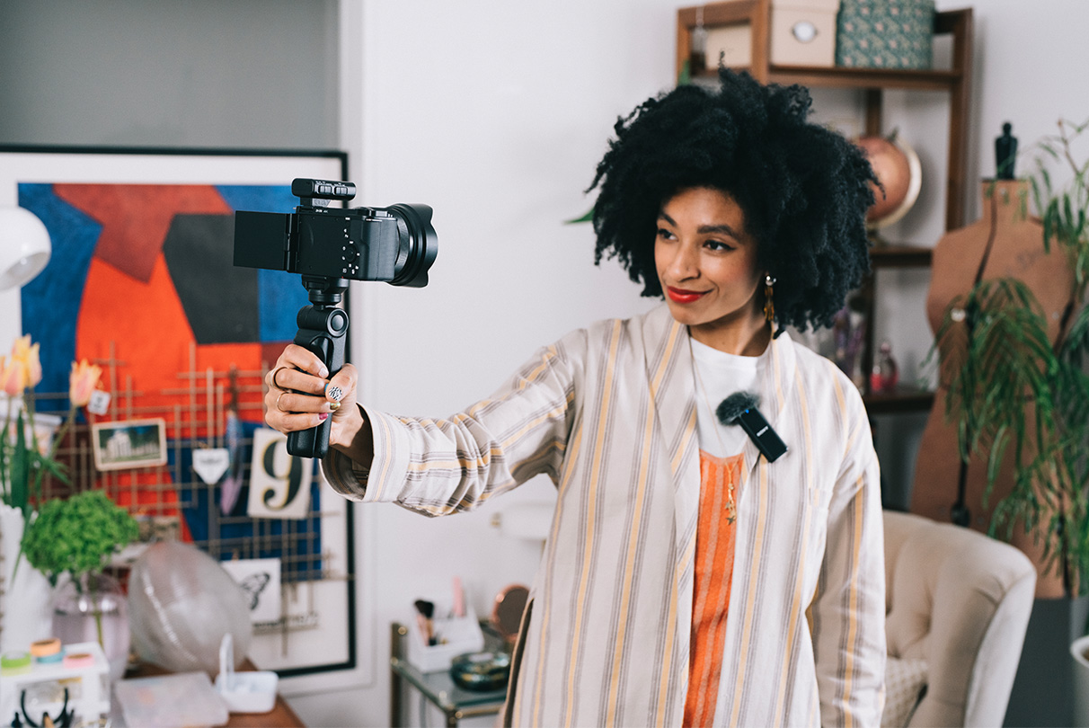 I modsætning til analog lydtransmission skal du ikke bekymre dig om interferens fra kabelsignalet. Du skal bare parre ZV-E10 med en mikrofon fra Sony, der understøtter et digitalt lydinterface via en Multi Interface Shoe for at få klar digital lyd med lav støj. Eller du kan tilslutte din foretrukne mikrofon via kameraets mikrofonstik for at få endnu bedre lyd.