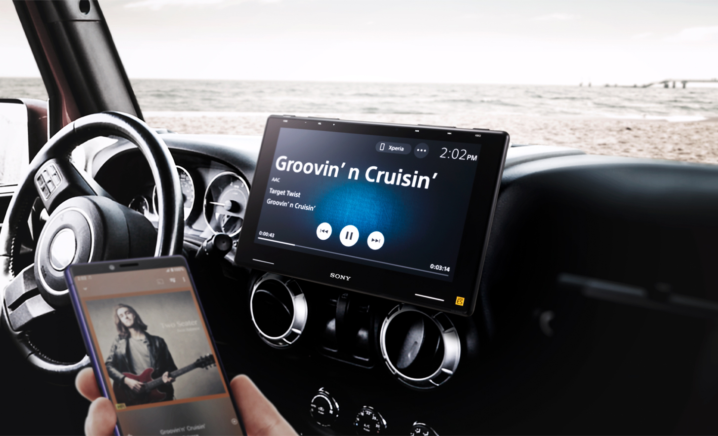 Billede af XAV-9550ES i et instrumentbræt og en person, der streamer musik til det fra sin telefon